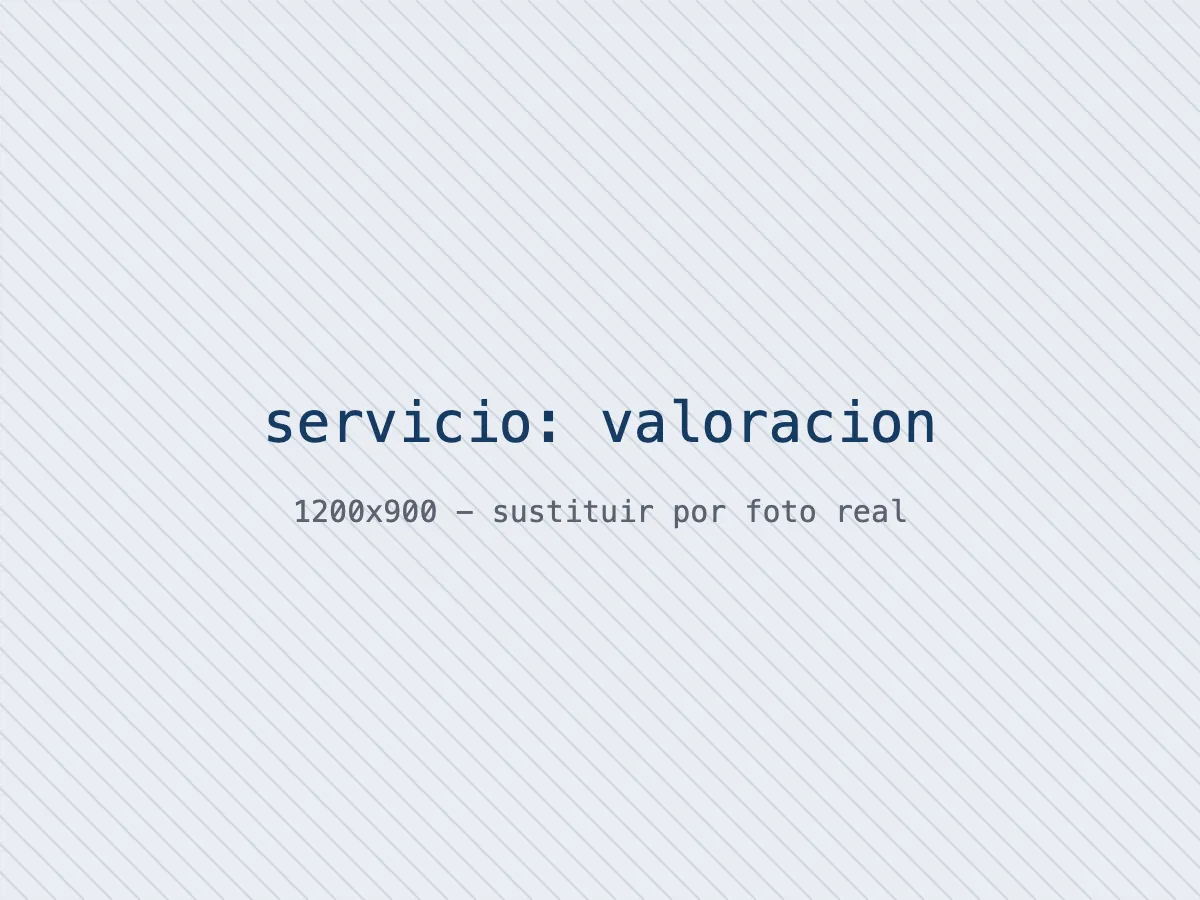 Consultor revisando las cuentas y el inventario de maquinaria de un taller para valorarlo